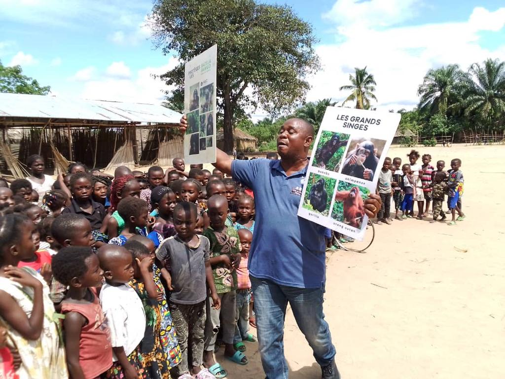 A radio broadcast in Basankusu, DRC, to discuss the Ekolo ya Bonobo Community Reserve and how local people participate in environmental conservation.