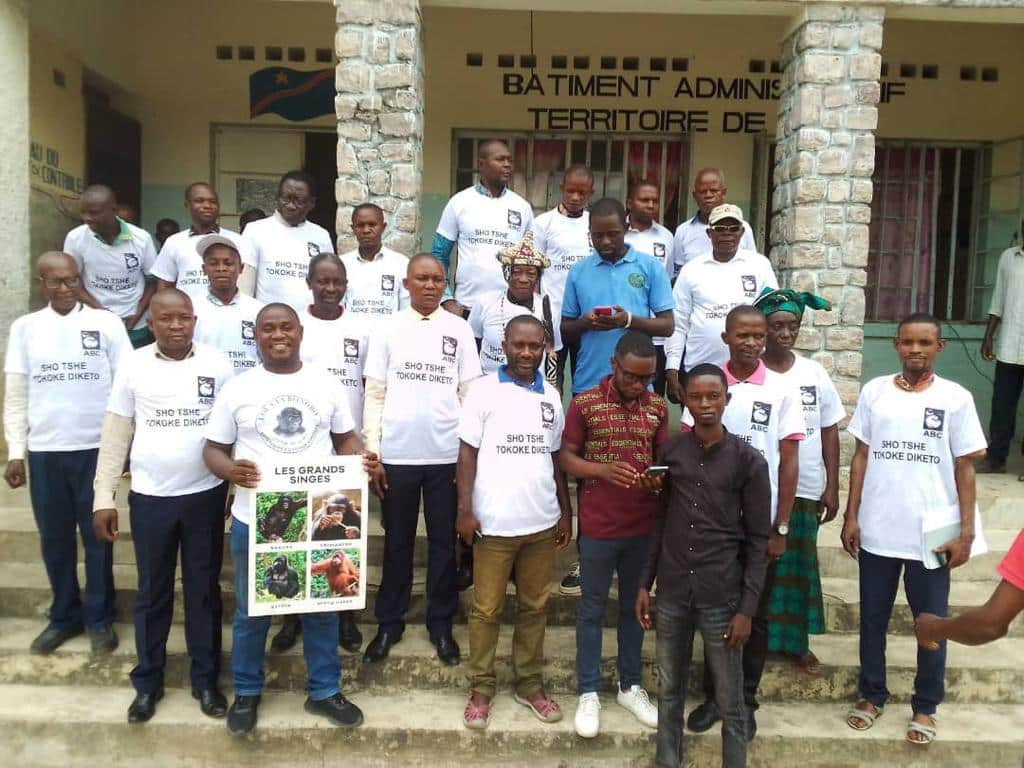 A radio broadcast in Basankusu, DRC, to discuss the Ekolo ya Bonobo Community Reserve and how local people participate in environmental conservation.