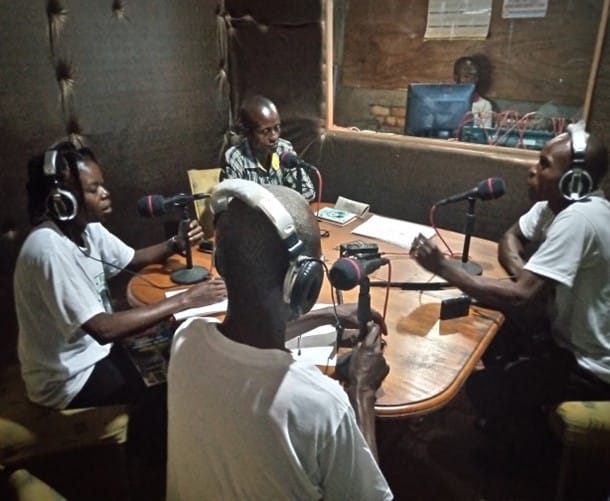 A radio broadcast in Basankusu, DRC, to discuss the Ekolo ya Bonobo Community Reserve and how local people participate in environmental conservation.